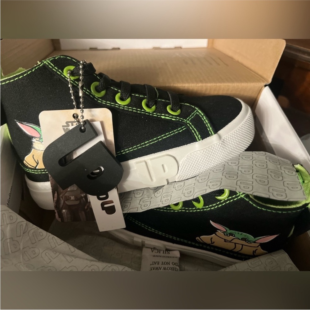 Star Wars Mandalorian NWT Kids Black and Green High-Top Sneakers - Picture 2 of 3